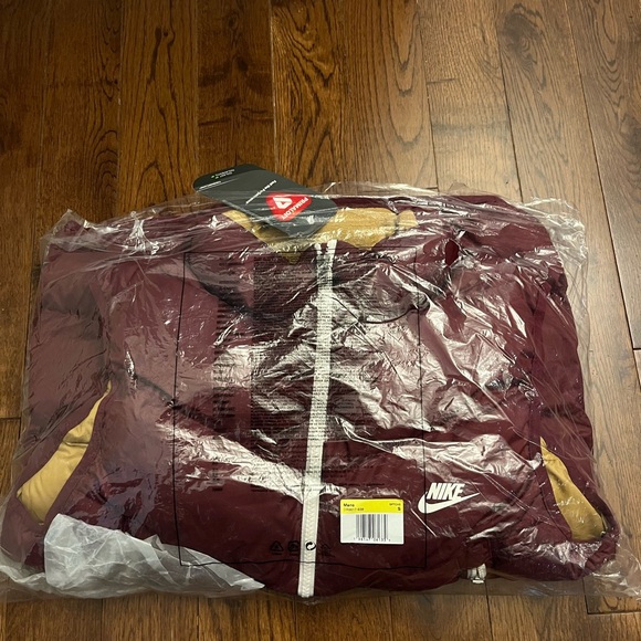 Nike Burgundy Vest - Picture 4 of 4